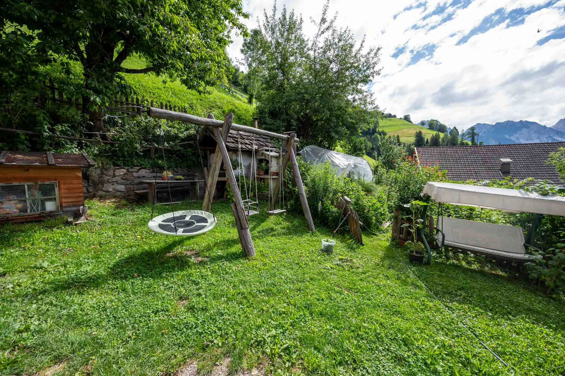 Garten und Spielplatz am Hof