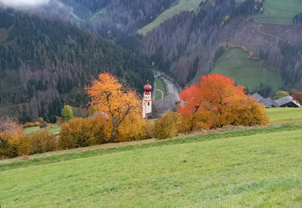 Paesaggio autunnale con il campanile di Marebbe