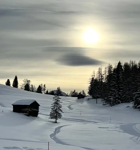 Sole invernale sopra gli alpeggi innevati