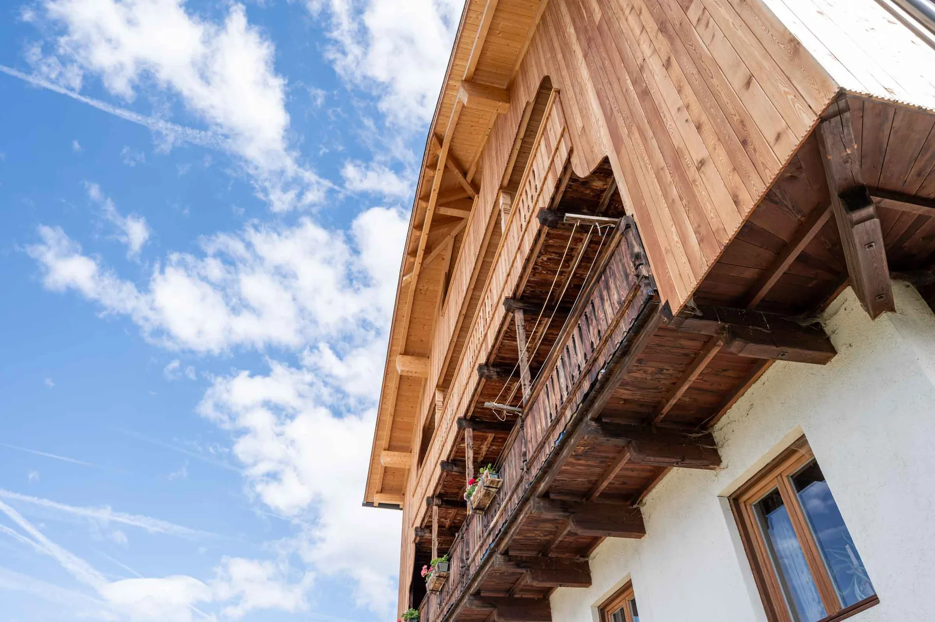 Holzfassade des Bauernhauses