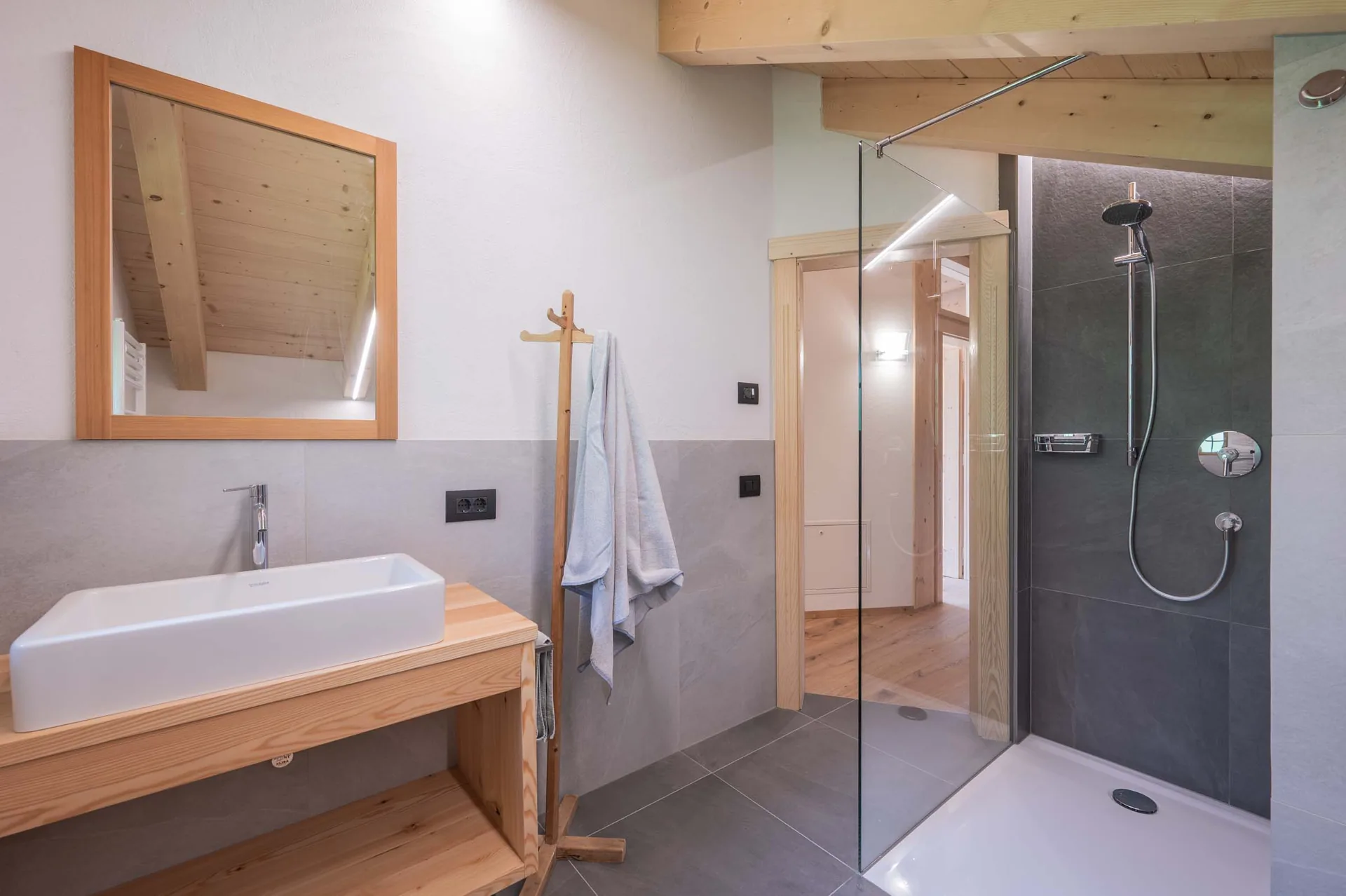 Bagno con lavabo e doccia