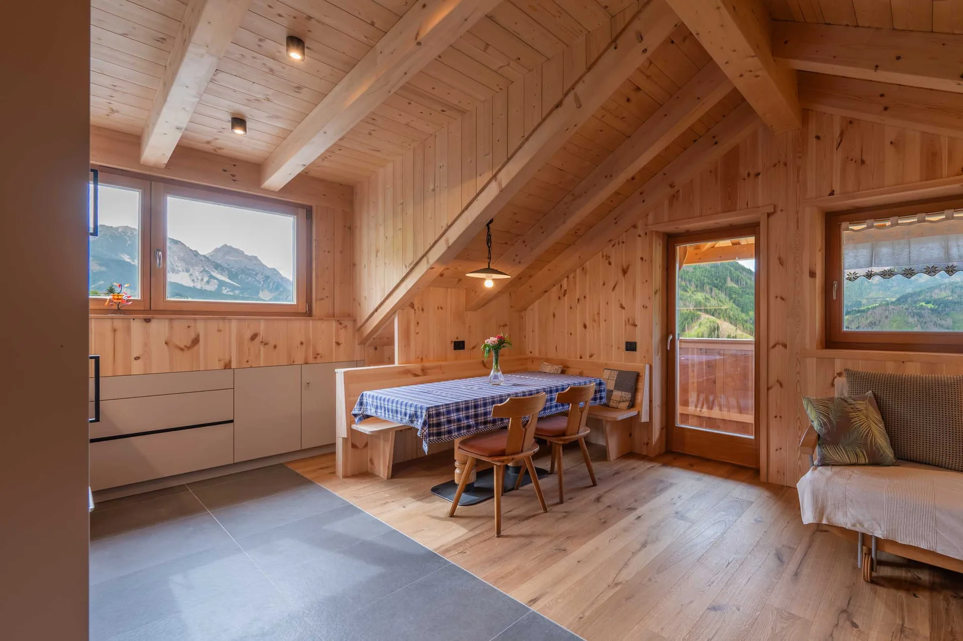 Gemütlicher Wohnbereich mit Bergblick