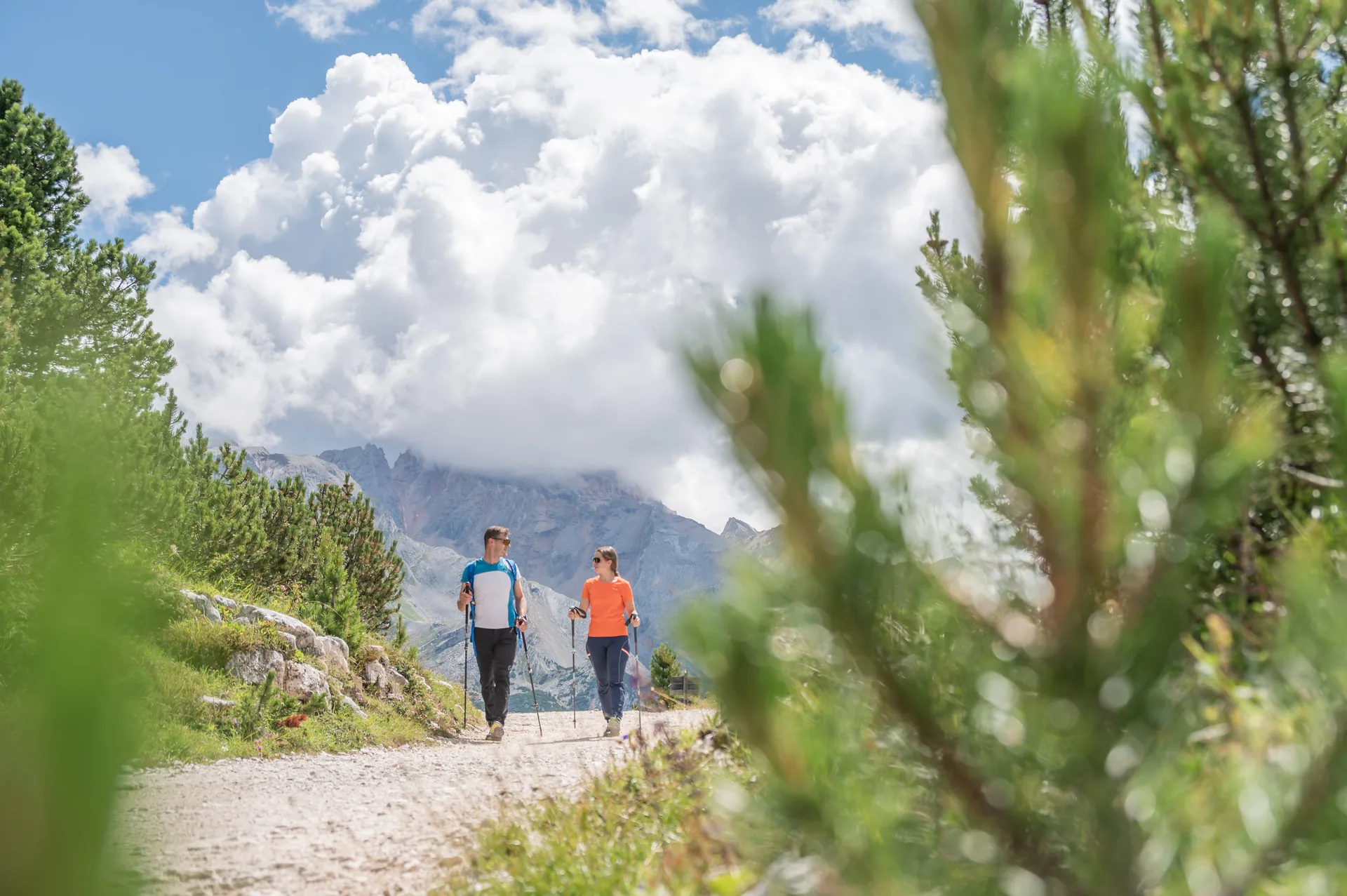 Wanderer auf einem Bergweg bei St. Vigil