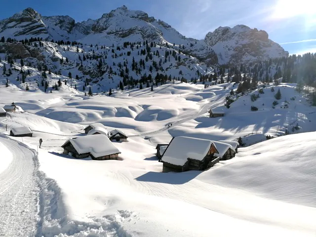Paesaggio alpino innevato nelle Dolomiti